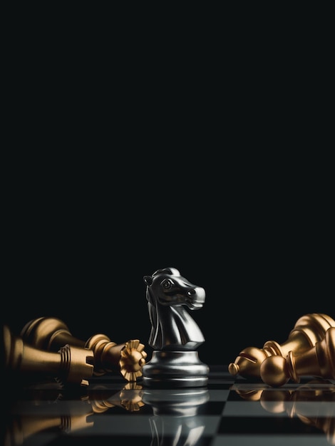 은색 말, 떨어지는 황금 여왕, 루크, 비숍과 함께 서 있는 나이트 체스 조각, 어둡고 수직으로 체스판에 폰 조각. 리더십, 승자, 경쟁 및 비즈니스 전략 개념.