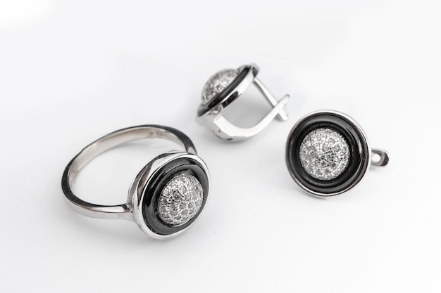 Set di gioielli in argento di anello e orecchini in argento con pietre su sfondo bianco collezione di set di gioielli in argento