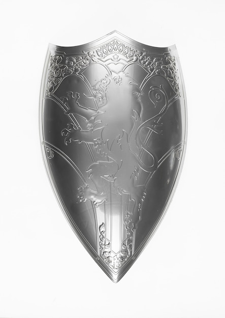 Foto scudo cavaliere d'argento isolato su sfondo bianco