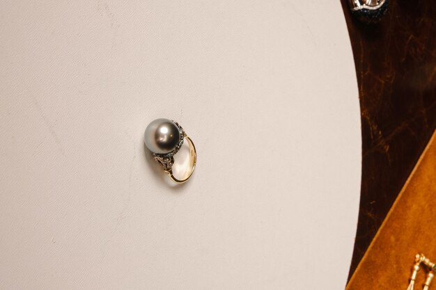 Photo a silver knob with a silver knob on it is on a white surface