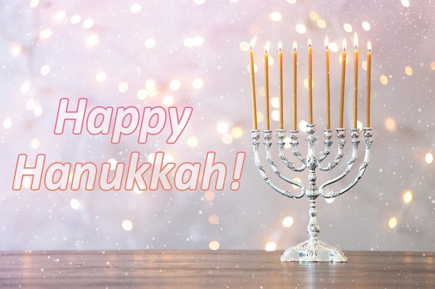 Серебряная менора на деревянном столе Happy Hanukkah