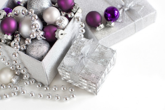 은색과 보라색 크리스마스 장식품 테두리 가까이에 고립 된 흰색