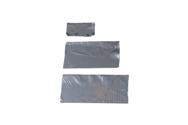 Foto pezzi di nastro adesivo d'argento isolati su priorità bassa bianca. vista dall'alto.