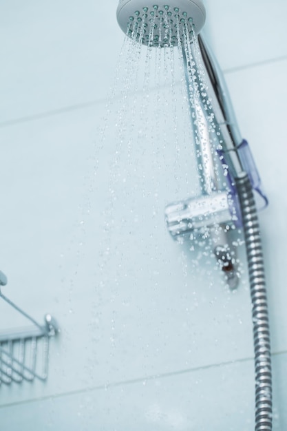 Photo silver shower with flowing water