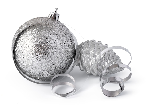 Серебряные игристые рождественские безделушки, изолированные на белом фоне