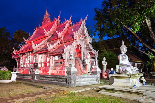 Серебряный храм ночью в Чиангмае, Таиланд