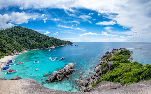 Similan baai varend rotseiland in de Andamanzee