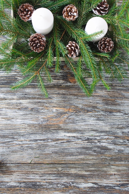 Simpele kerst floristische compositie voor een feestelijke tafel