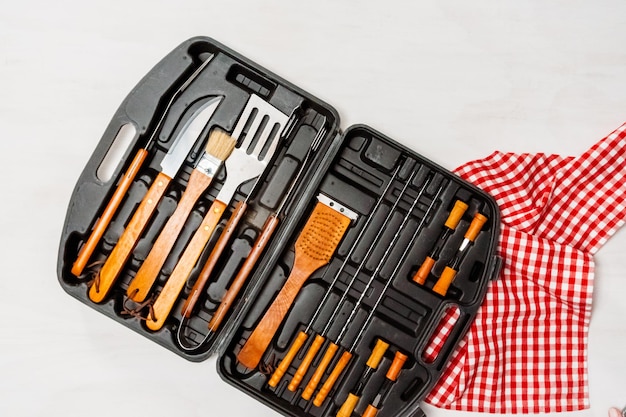 Photo simple bbq cooking set in plastic case.