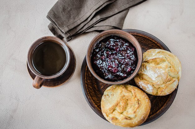 シンプルな朝食：コーヒーアメリカン、焼きたてのパン、ジャム。