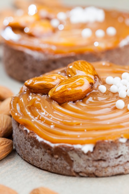 Una torta semplice è fatta di farina, zucchero e altri ingredienti e ricoperta da una crema dolce