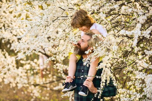 Photo simple happiness happy family fatherhood happiness fathers day little boy and father in nature background hipster and baby son happiness concept spring walk earth day ecology and environment