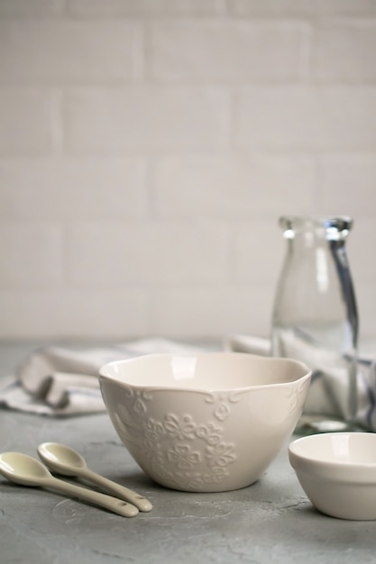 회색 콘크리트 테이블에 가벼운 벽의 표면에 간단한 가정 부엌 아직도 인생. 도자기 접시와 유리 병의 집합입니다. 주방 용품