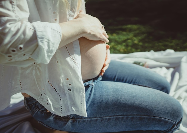 Фото Простая фотосессия беременных с беременной мамой