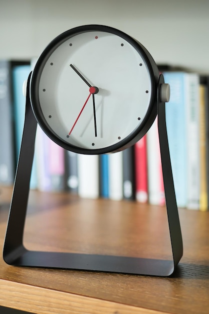 Foto semplice orologio moderno su uno scaffale
