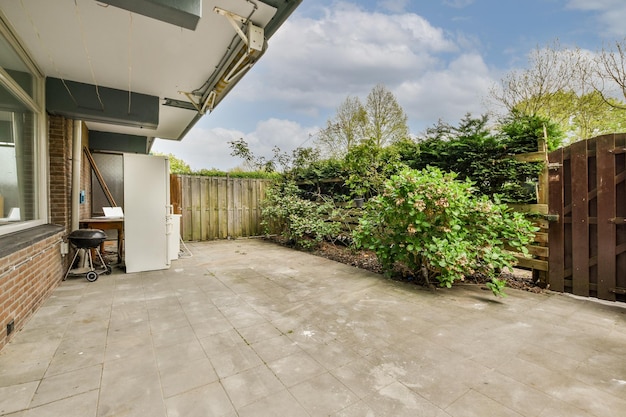 Photo simple patio cowered with wooden walls