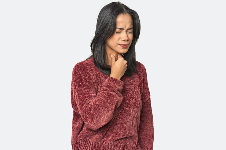 Photo simple portrait of a young latina suffers pain in throat due a virus or infection
