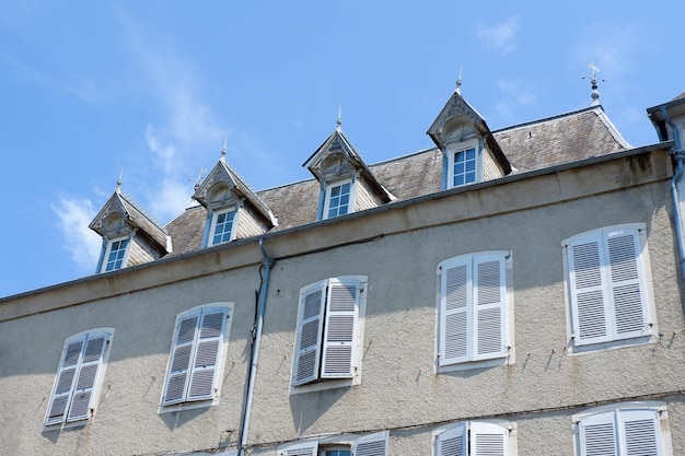 Простой деревенский фасад в сельской местности Франции Винтажный серый французский дом