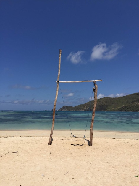 Foto una semplice oscillazione sulla spiaggia