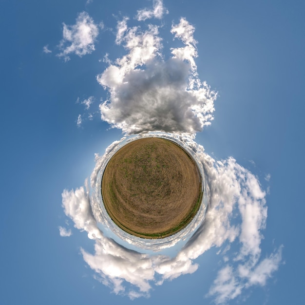 Простая крошечная планета без зданий в голубом небе с красивыми облаками Трансформация сферической панорамы 360 градусов Сферический абстрактный взгляд с воздуха кривизна пространства