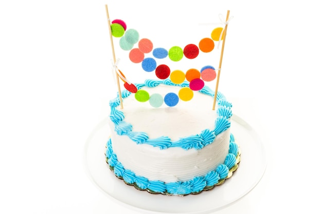 Photo simple white birthday cake with cake garland.