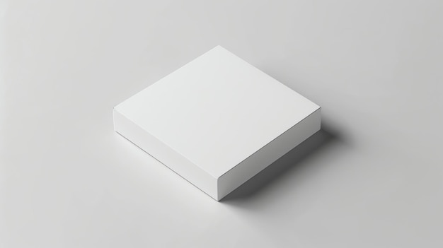 単純な白い箱が白い表面に置かれています 箱は閉まっており滑らかなマットな仕上げがあります 画像はよく照らされ箱は焦点を当てています