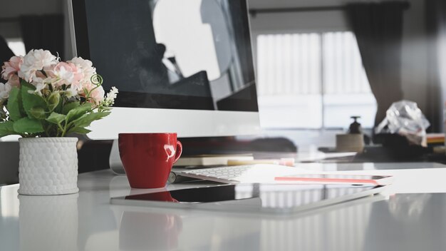 Foto area di lavoro semplice con computer a schermo vuoto