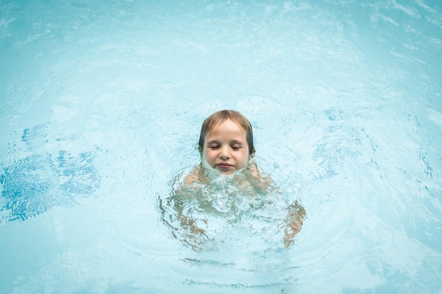 Semplicità innocenza easy lifestyle collection è ora di smettere di preoccuparsi anche in crisi segui l'esempio dei bambini bambino bagnato nuotare in piscina tuffi affondare nell'acqua occhi chiusi infanzia felice