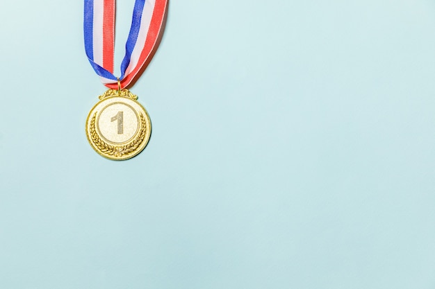 単にフラットレイデザインの勝者またはチャンピオンの金のトロフィーメダルは、青いカラフルな背景のvicで分離されました...