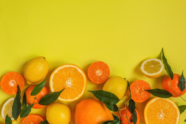 Sinaasappel, citroen, patroon van de citrusvruchten het vlakke hoogste mening op gele achtergrond
