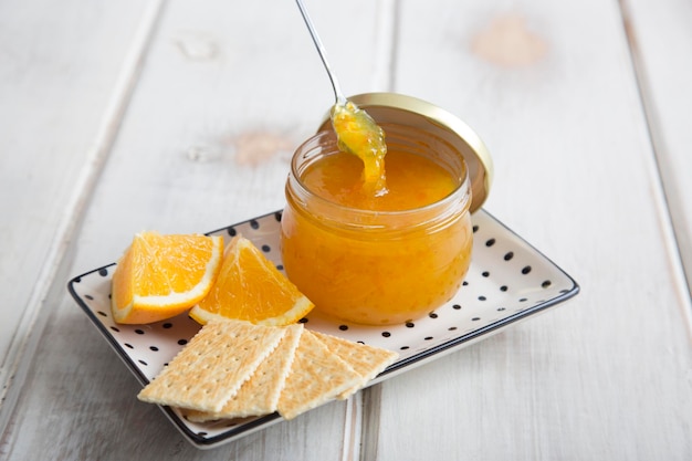 Sinaasappel-citrusjam gelei marmelade huisgemaakt van fruit en suiker