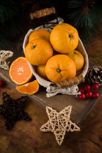 Sinaasappel gesneden en vol in mand met decors als een kerst