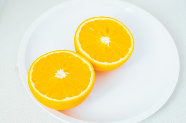 Sinaasappel, Half sinaasappel op witte schotelachtergrond