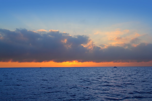Sinaasappel van de de zonsopgang de eerste zon van het zeegezicht in blauwe overzees