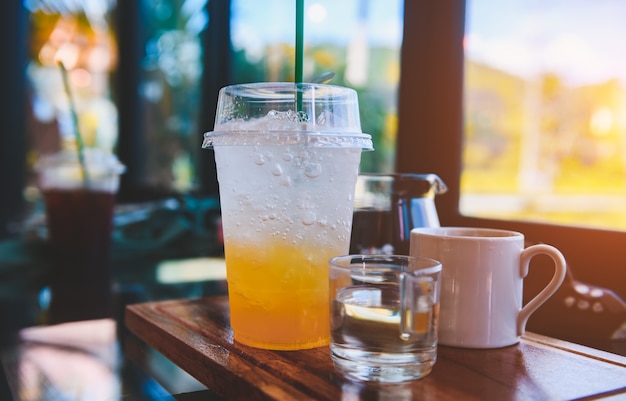 Sinaasappelcitroensap met soda-ijs en koud drankje in de coffeeshop