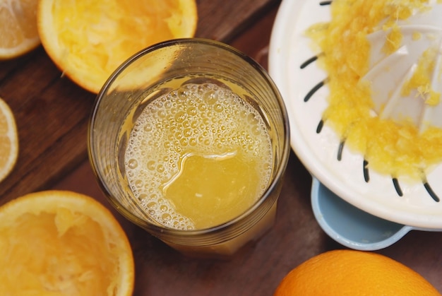 Sinaasappelen en verse jus d'orange op een houten achtergrond. Gezondheids- en dieetvoedingsconcept