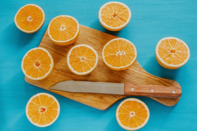 Sinaasappelen, jus d'orange en plakjes fruit op blauwe achtergrond