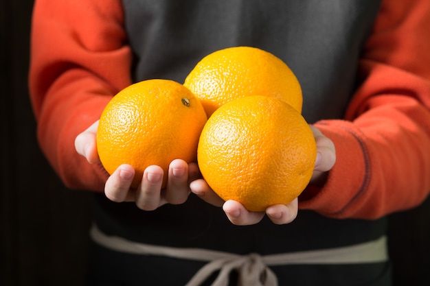 Foto sinaasappels in de handen van een kind