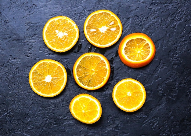 Sinaasappels liggend zwarte achtergrond Stilleven foto Gezonde stijl Fruit en natuur