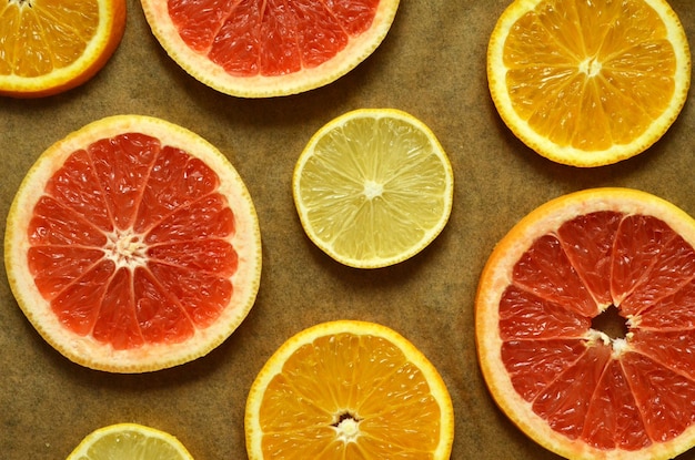 Sinaasappels mandarijnen citroenen Samenstelling van verse citrusvruchten Feestelijke stemming vakantie