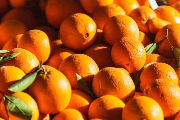 Sinaasappels op de achtergrond van de doos Verse sinaasappelen die in de winkel worden gekweekt, sinaasappels die geschikt zijn voor sap, strudel-sinaasappelpuree-compote
