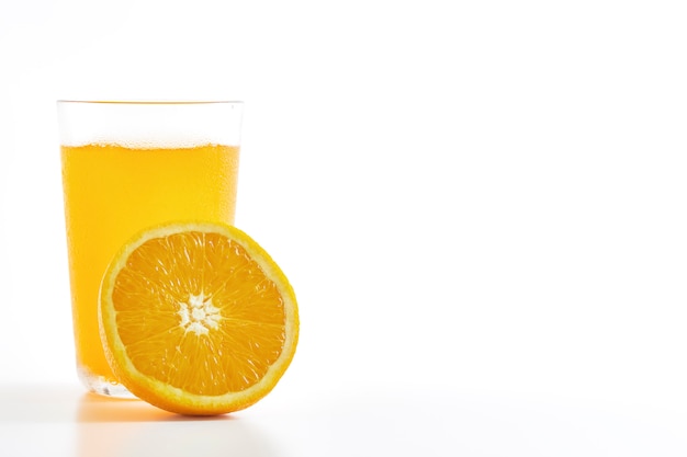 Sinaasappelsap en schijfjes sinaasappel