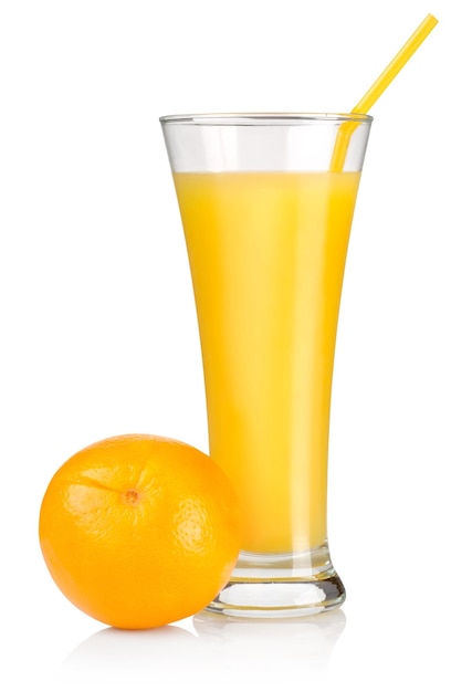 Sinaasappelsap in een glas dat op witte achtergrond wordt geïsoleerd