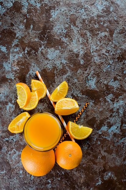 Sinaasappelsap in een glas en stukken