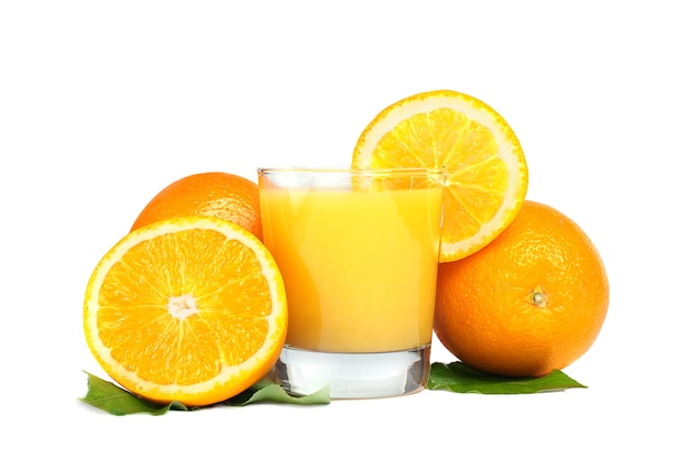 Sinaasappelsap met fruit dat op wit wordt geïsoleerd