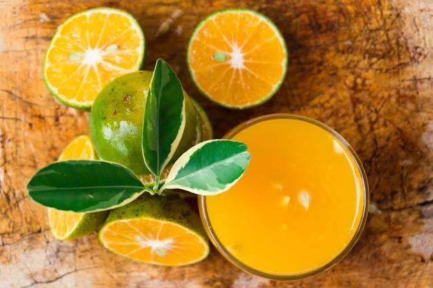 Sinaasappelsap met sinaasappelfruit