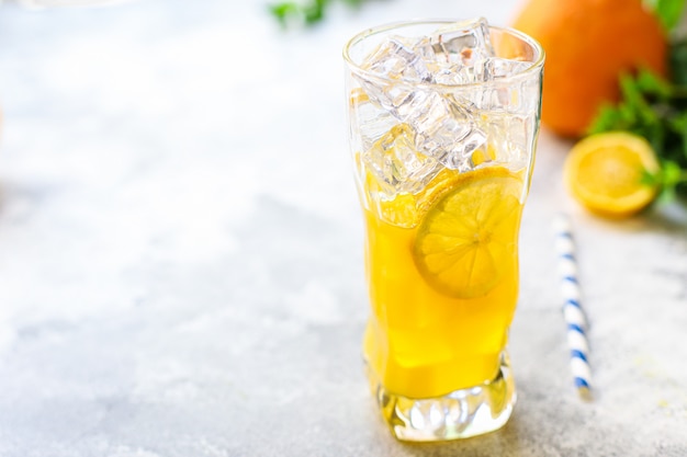 sinaasappelsap of limonade met munt