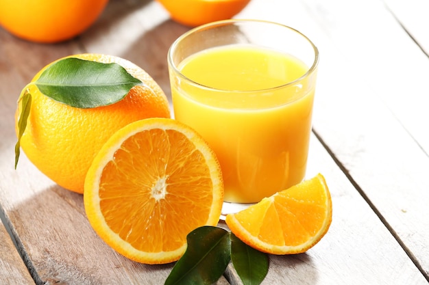 Sinaasappelsap op tafel close-up