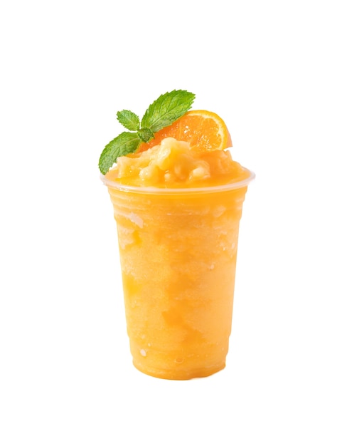 Foto sinaasappelsap smoothie frappe geïsoleerd op een witte achtergrond.