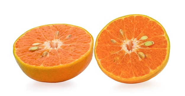Sinaasappelschijfjes op witte achtergrond